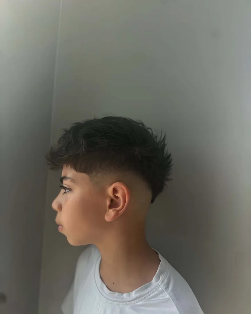 Børneklip med low fade, set fra siden
